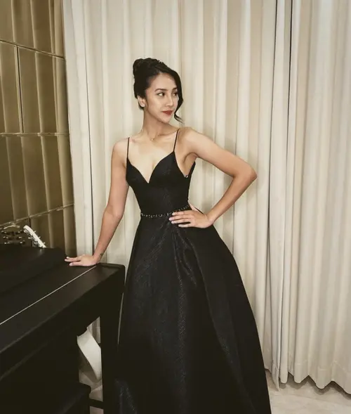 8 OOTD Long Dress Hitam Polos yang Elegan Ala Artis, dari Jessica Mila  hingga Mikha Tambayong - Photo Fimela.com