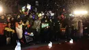 Orang-orang merayakan kedatangan kapsul pembawa pulang (return capsule) wahana antariksa China, Chang'e-5, di Akademi Teknologi Luar Angkasa China di Beijing, China (17/12/2020). (Xinhua/Jin Liwang)
