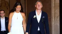 Petenis Ana Ivanovic (kiri) dan pesepakbola Bastian Schweinsteiger melangsungkan acara pernikahan di Venice City Hall, Italia, Selasa (12/7/2016). (Mirror)