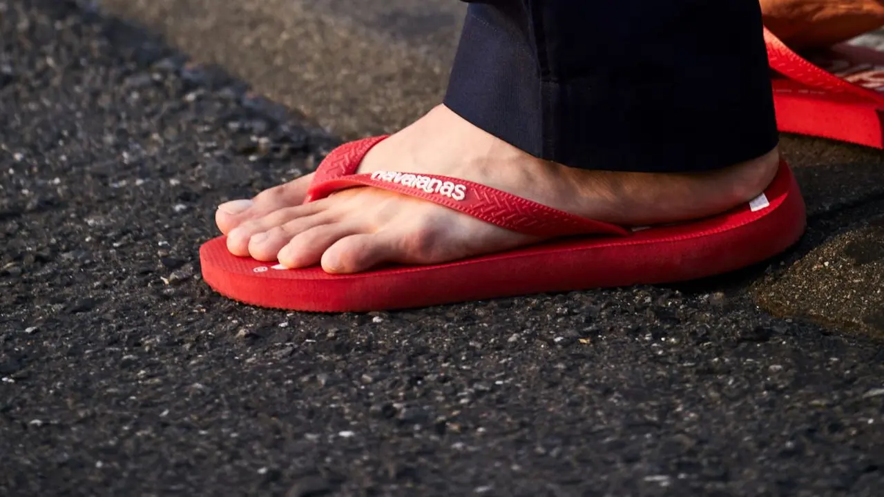 Memulai Masa New Normal dengan Koleksi Sandal Klasik