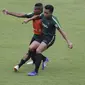 Pemain Timnas Indonesia U-22, Marinus Wanewar, berebut bola dengan Nur Hidayat saat internal games di Stadion Madya, Jakarta, Sabtu (19/1). Latihan ini merupakan persiapan jelang Piala AFF U-22. (Bola.com/Yoppy Renato)