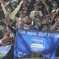 Suporter Persib Bandung memberi dukungan kepada timnya saat melawan Dewa United pada laga pekan ke-20 BRI Liga 1 2023/2024 di Stadion Indomilk Arena, Tangerang, Minggu (26/11/2023). (Bola.com/M Iqbal Ichsan)