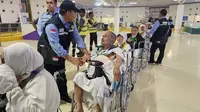 Jemaah haji lansia dari kloter PLM 13 menunggu untuk diberangkatkan dengan bus. (dok. MCH 2025)