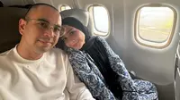 Raffi dan Nagita kemudian bertolak ke Yogyakarta menggunakan jet pribadi. Ibunda Rayyanza itu mengenakan gamis yang dipadankan dengan pashmina hitam.&nbsp;(Foto: Instagram/ raffinagita1717)