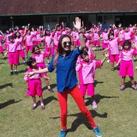 Shae juga mengajak para siswi dan suster disana untuk bergoyang GoJigo untuk turut memeriahkan HUT SCTV ke-25 pada 24 Agustus 2015 nanti. (Dreses Putranama/Bintang.com)