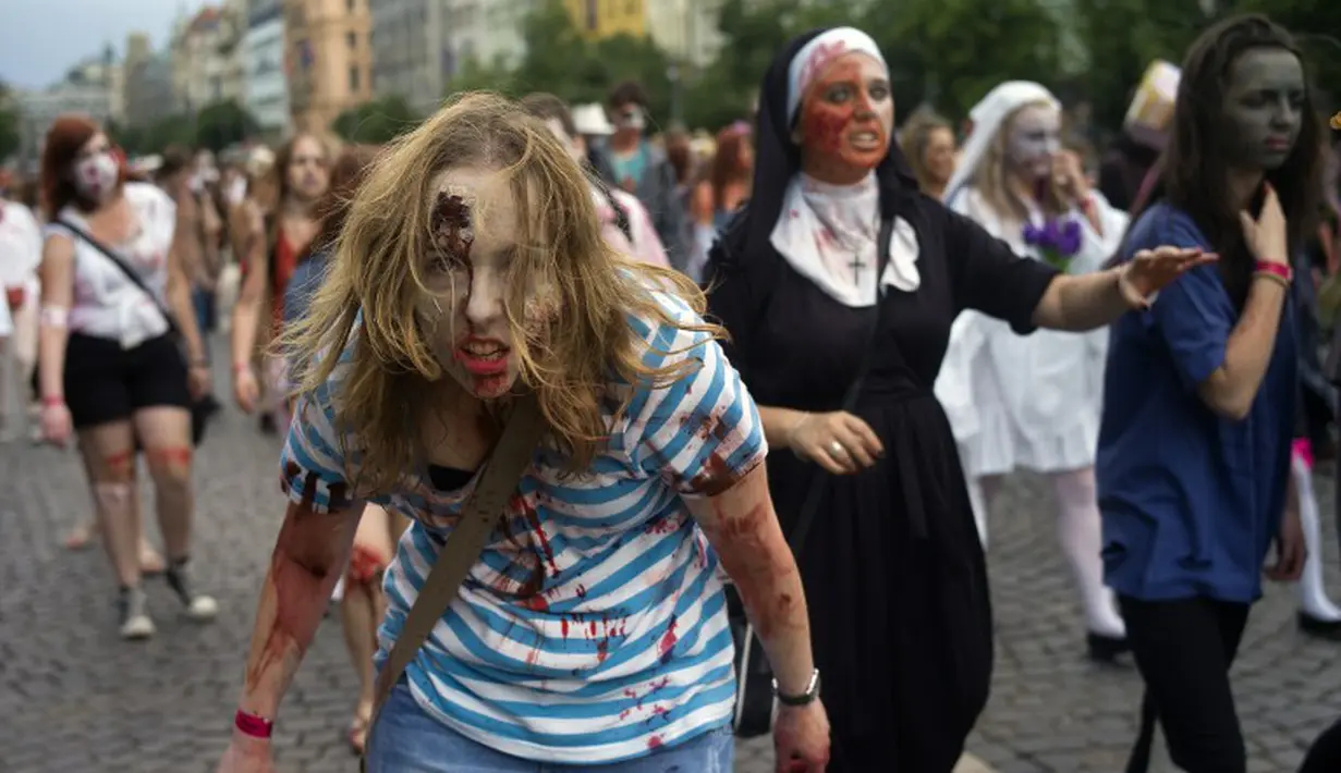  Para peserta memakai kostum ala Zombie saat Parade Zombie di Praha, Ceko, Sabtu (24/05/2014) (AFP PHOTO/Michal Cizek)