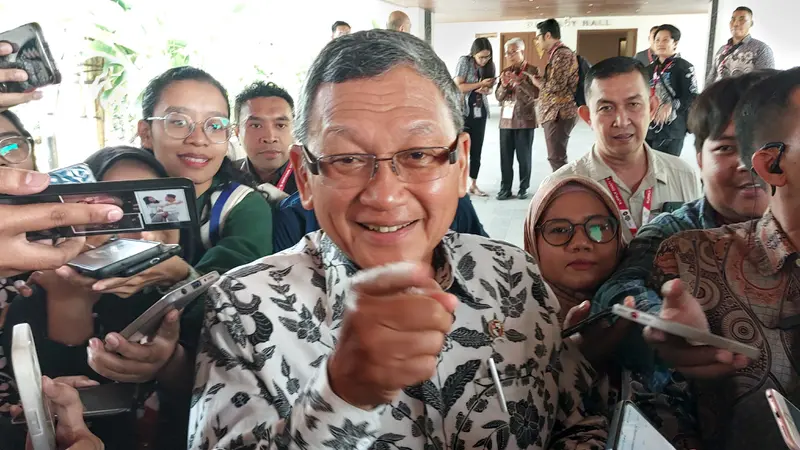 Menteri Energi dan Sumber Daya Mineral (ESDM) Arifin Tasrif ditemui di JCC Senayan, Jakarta, Rabu (14/8/2024). Arifin menjelaskan mengenai rencana suntik mati PLTU Suralaya. (arief/Liputan6.com)