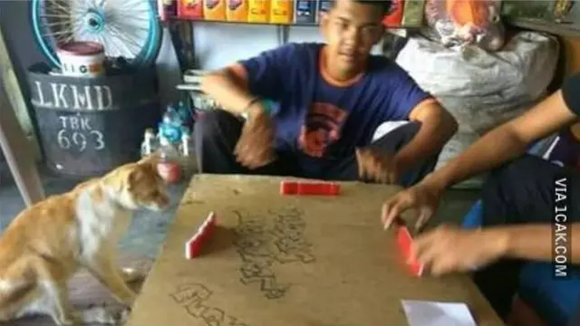 8 Kelakuan Kocak Orang Kelewat Santai, Bikin Tak Habis Pikir