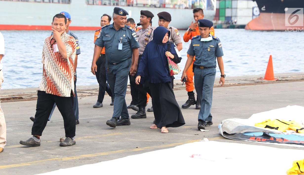 Keluarga korban jatuhnya pesawat Lion Air JT 610 dikawal petugas melihat barang-barang temuan di Pelabuhan JICT 2, Jakarta, Rabu (31/10). 189 orang menjadi korban jatuhnya pesawat Lion Air JT-610 pada Senin (29/10) lalu. (Liputan6.com/Helmi Fithriansyah)