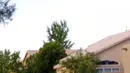 Payung balon udara jatuh dari langit di Albuquerque, New Mexico, Amerika Serikat, Sabtu (26/6/2021). Administrasi Penerbangan Federal (FAA) mengatakan keranjang itu jatuh di jalan dari ketinggian sekitar 30 meter, sebelum terbakar. (Adolphe Pierre-Louis/The Albuquerque Journal via AP)
