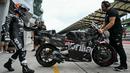 Pembalap Aprilia, Jorge Martin bersiap menunggangi motornya dalam tes pramusim MotoGP 2025 di Sirkuit Sepang, Malaysia, Rabu (05/02/2025). (AFP/ Mohd Rasfan)