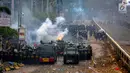 Polisi membuat barikade saat menghalau mahasiswa dalam demonstrasi menolak pengesahan RUU KUHP dan revisi UU KPK di depan Gedung DPR, Jakarta, Selasa (24/9/2019). Semprotan water cannon dan tembakan gas air mata memaksa mahasiswa mundur. (Liputan6.com/Faizal Fanani)