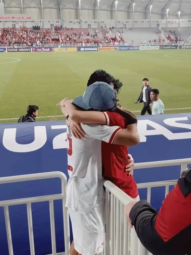 Potret Azizah Salsa peluk hangat Pratama Arhan (Sumber: Instagram/@undercover.id)