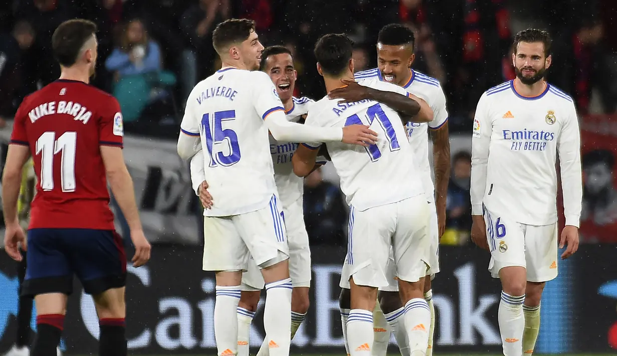 Real Madrid yang kini mengumpulkan total 78 poin dan menyisakan 5 laga lagi hanya membutuhkan 4 poin lagi untuk menyegel gelar juara La Liga 2021/2022. Pesaing terdekat, Barcelona yang baru mengemas 60 poin maksimal hanya meraup 81 poin jika terus menang di 7 laga tersisa. (AFP/Ander Gillenea)