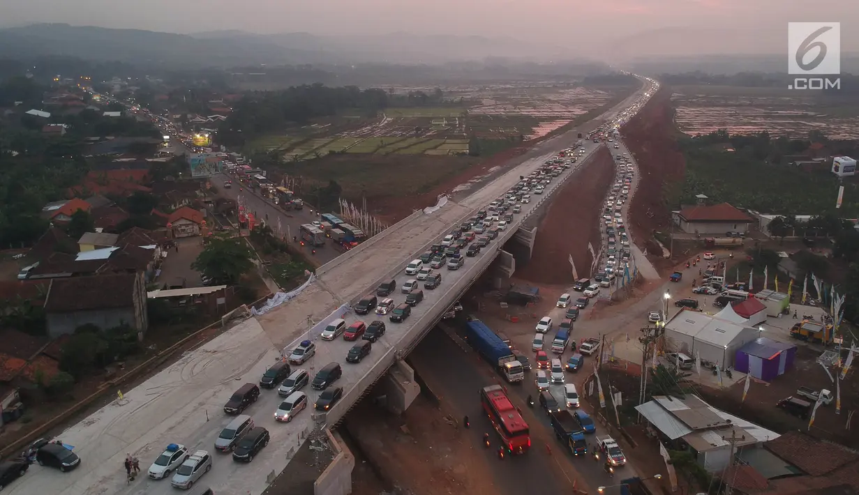 Foto udara kepadatan pemudik untuk keluar dari ruas Tol Batang-Semarang menuju jalur Pantura Batang-Kendal di Kali Kuto, Gringsing, Kabupaten Batang, Jawa Tengah, Senin (11/6). (Liputan6.com/Arya Manggala)