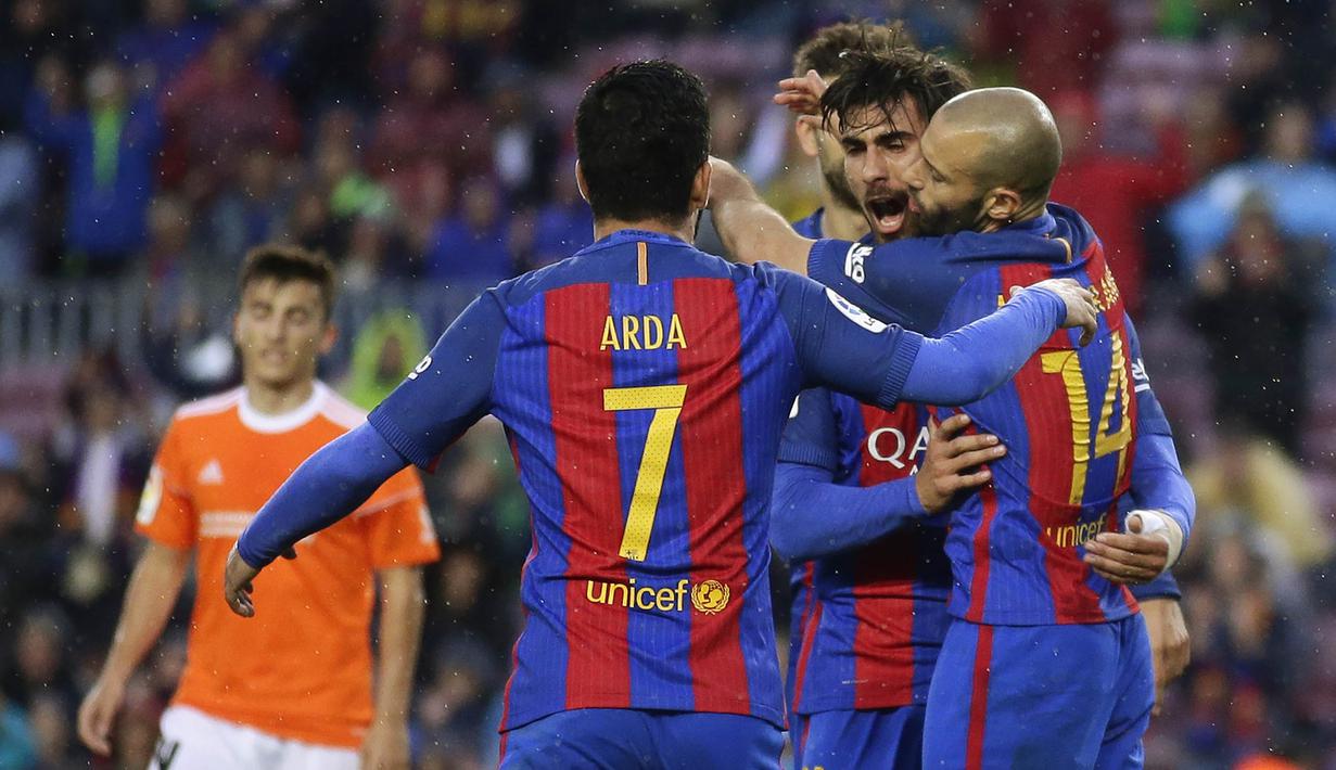 Gelandang Barcelona, Andre Gomes, merayakan gol yang dicetaknya ke gawang Osasuna  pada laga La Liga di Stadion Camp Nou, Barcelona, Rabu (26/4/2017). Barcelona menang 7-1 atas Osasuna. (AP/Manu Fernandez)