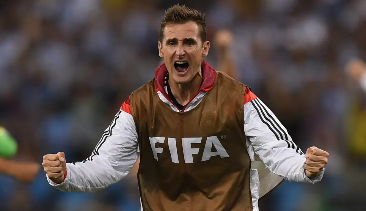 Miroslav Klose. Eks striker Jerman yang telah pensiun pada Juli 2016 ini total tampil dalam 4 edisi Piala Dunia, mulai 2002 hingga 2014. Ia juga total berkontribusi dalam 20 gol dalam 4 edisi tersebut, dengan rincian mencetak 16 gol dan 4 assist dari 24 laga. Torehannya tersebut mampu membawa Jerman menjadi juara Piala Dunia pada edisi 2014 yang juga menjadi Piala Dunia terakhirnya. (AFP/Fabrice Coffrini)