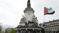 Para pengunjuk rasa berkumpul di Alun-Alun Republique selama protes terlarang untuk mendukung warga Palestina di Jalur Gaza di Paris, Prancis, Sabtu (15/5/2021). Pawai untuk mendukung warga Palestina di Jalur Gaza diadakan di belasan kota di Prancis, tetapi fokusnya adalah di Paris. (AP Photo/Rafael