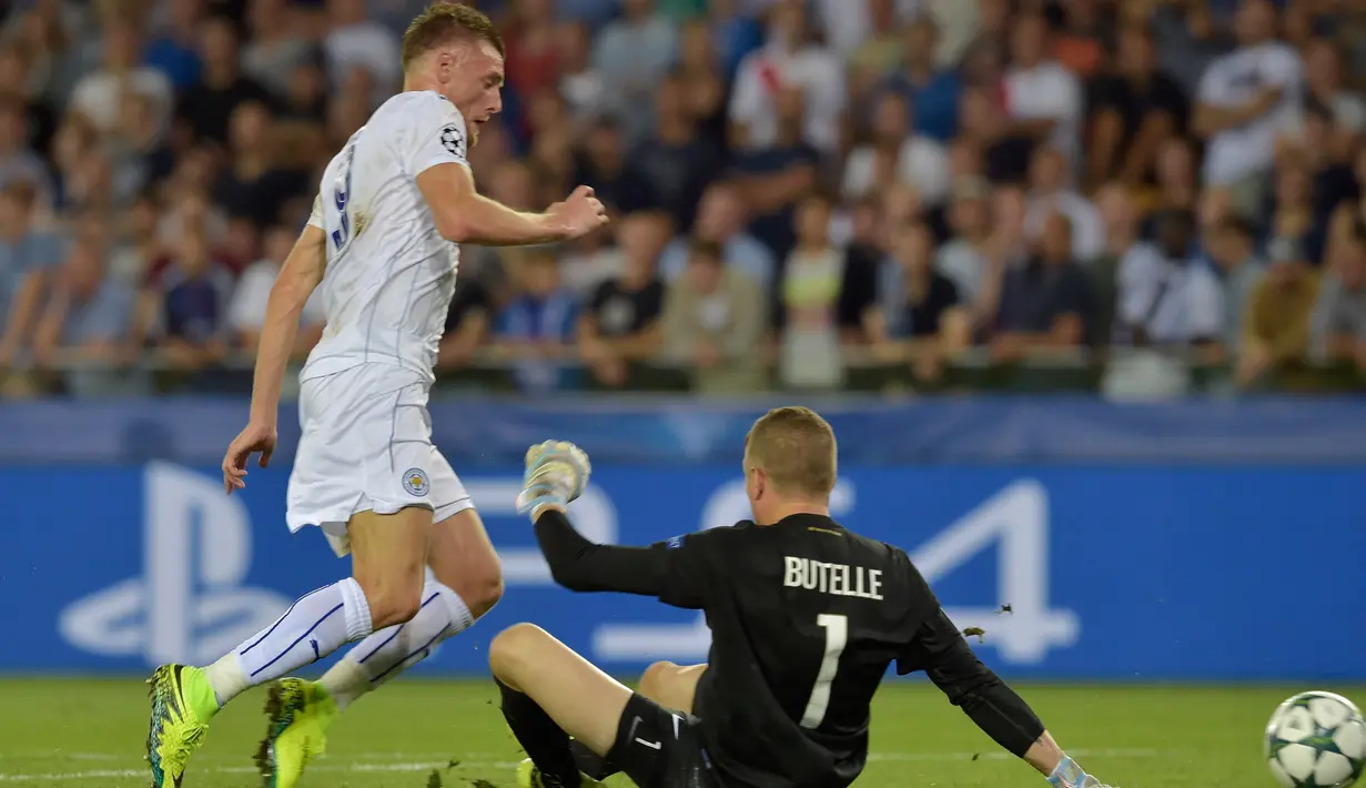 Penyerang Leicester City, Jamie Vardy berusaha melewati kiper Club Brugge, Ludovic Butelle saat bertanding di Liga Champions di Satdion Jan Breydel, Belgia, (15/9). Leicester menang atas Club Brugge dengan skor 3-0.  (Reuters/Eric Vidal)