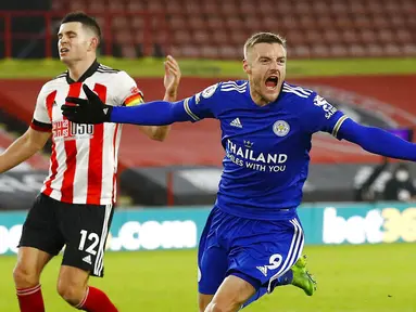Striker Leicester City, Jamie Vardy, melakukan selebrasi usai mencetak gol ke gawang Sheffield United pada laga Liga Inggris di Stadion Brammall Lane, Minggu (6/12/2020). Leicester City menang dengan skor 2-1. (Jason Cairnduff, Pool via AP)