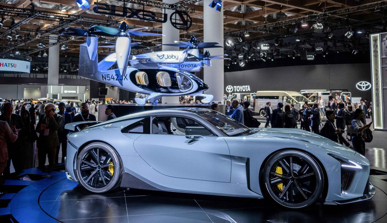 Awak media berkumpul di stan Toyota dan divisi kendaraan mewahnya, Lexus, pada acara jumpa pers Japan Mobility Show di Tokyo pada Rabu 29 Oktober 2025. Gelaran dua tahunan ini yang sebelumnya dikenal sebagai Tokyo Motor Show, kini tampil dengan format dan arah baru. (Philip FONG/AFP)