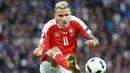 Valon Behrami lahir dari orang tua Albania di Kosovo, tapi mereka meninggalkan daerah itu ketika Behrami berusia lima tahun dan pindah ke daerah berbahasa Italia di Swiss. (AFP/Kenzo Tribouillard) 