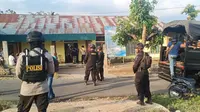 Aparat Sat Reskrim, Intelkam, dan Sabhara Polres Flores Timur serta Brimob Polda Nusa Tenggara Timur (NTT) mengamankan 7 orang warga terkait konflik tanah di kawasan tersebut. (Liputan6.com/ Ola Keda)