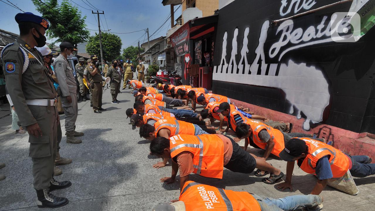 FOTO: Pelanggar PSBB Tangerang Selatan Dihukum Push-up