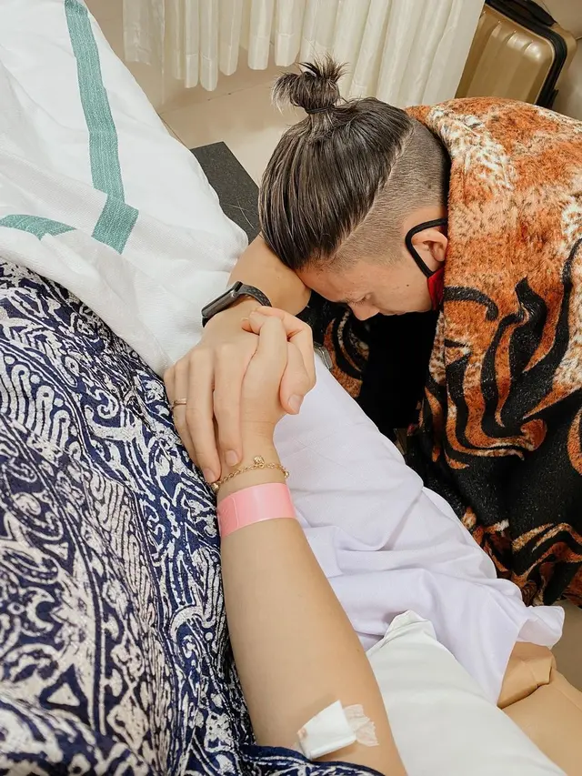 6 Momen Persalinan Anak Pertama Kim Kurniawan. (Sumber: Instagram/kimkurniawan dan Instagram/elisaanovia)