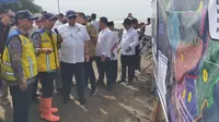 Menteri Koordinator (Menko) Bidang Perekonomian Airlangga Hartarto mengecek langsung penanganan bencana rob di Eretan Indramayu, Rabu (24/1/2024).