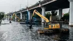 Eskavator amphibi dioperasikan untuk mengeruk lumpur yang mengendap di Kali Ancol, Jakarta, Rabu (11/1). (Liputan6.com/Gempur M Surya)