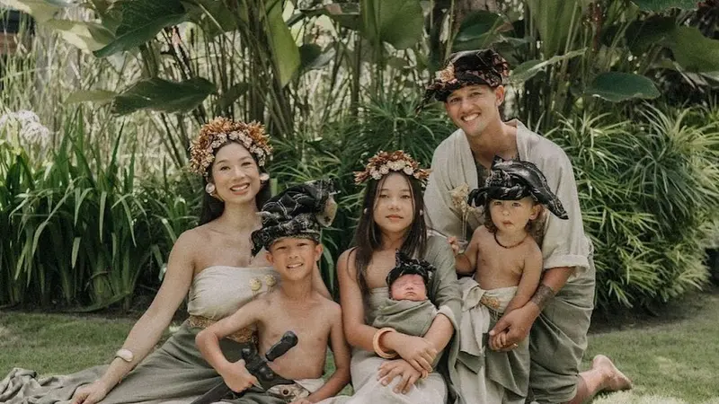 6 Pemotretan Perdana Keluarga Jennifer Bachdim Bersama Anak Keempat, Kompak Pakai Busana Adat Bali