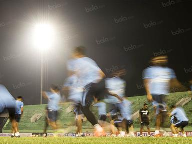 Para pemain timnas Malaysia berlatih jelang laga persahabatan melawan Indonesia di Stadion Manahan, Solo, Jawa Tengah, Senin (6/9/2016). (Bola.com/Vitalis Yogi Trisna)