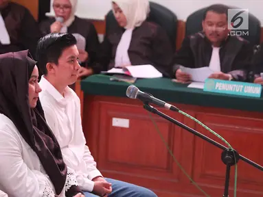 Hasibuan alias Kiki menjalani sidang perdana kasus dugaan penipuan umrah di PN Depok, Jawa Barat, Senin (19/2). (Liputan6.com/Immanuel Antonius)