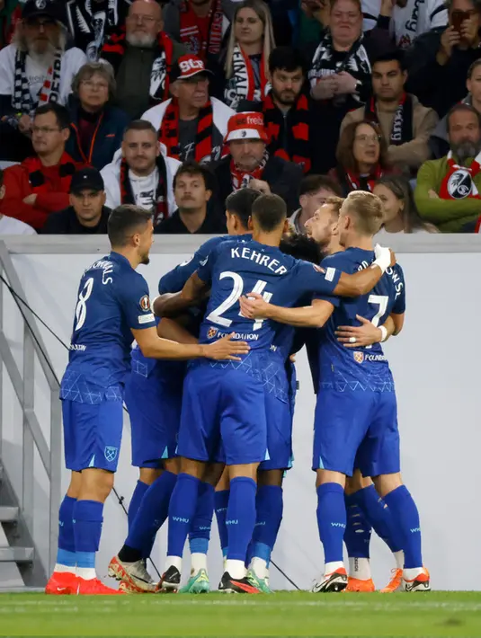 <p>Tim tamu berhasil menggandakan skor lewat gol yang diciptakan Nayef Aguerd pada menit ke-66 usai menerima umpan J Ward Prowse. Skor 1-2 bertahan hingga laga usai. (Philipp von Ditfurth/dpa via AP)</p>
