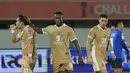 Pemain Dewa United, Egy Maulana Vikri (kiri) merayakan golnya saat melawan Tainan City FC pada matchday kedua Grup E AFC Challange League 2025-2026 di Stadion Indomilk Arena, Tangerang, Banten, Rabu (29/10/2025) malam WIB. Hingga akhir pertandingan Dewa United unggul 4-0 atas Tainan City. (Bola.com/M Iqbal Ichsan)
