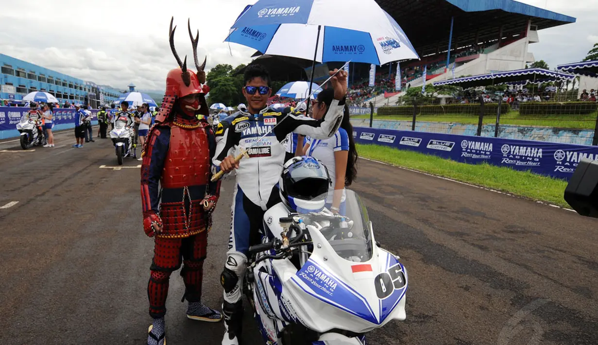 Pembalap Indonesia, Rey Ratukore berpose jelang berlaga di Yamaha ASEAN Cup Race (YACR) 2014 kelas ST250 di Sirkuit Sentul, Bogor (7/12/2014). (Liputan6.com/Helmi Fithriansyah)