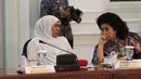 Mensos Khofifah Indar Parawansa (kiri) berbincang dengan Menkes Nila Farid Moeloek disela Sidang Kabinet Paripurna di Kantor Presiden, Jakarta, Rabu (4/3/2015). Sidang membahas sejumlah permasalahan nasional. (Liputan6.com/Faizal Fanani)