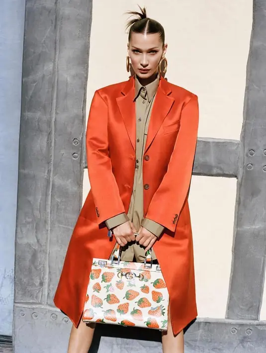 “Menuju akhir Ramadan, pikiranku tertuju kepada keluarga dan anak-anak di berbagai penjuru dunia yang tidak memiliki tempat berpulang yang kerap disebut rumah,” tulis Bella. (Instagram/bellahadid)