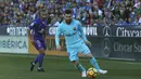 Bintang Barcelona, Lionel Messi, menggiring bola melewati striker Leganes, Nabil El Zhar, pada laga La Liga Spanyol di Stadion Butarque, Leganes, Sabtu (18/11/2017). Leganes kalah 0-3 dari Barcelona. (AP/Francisco Seco)