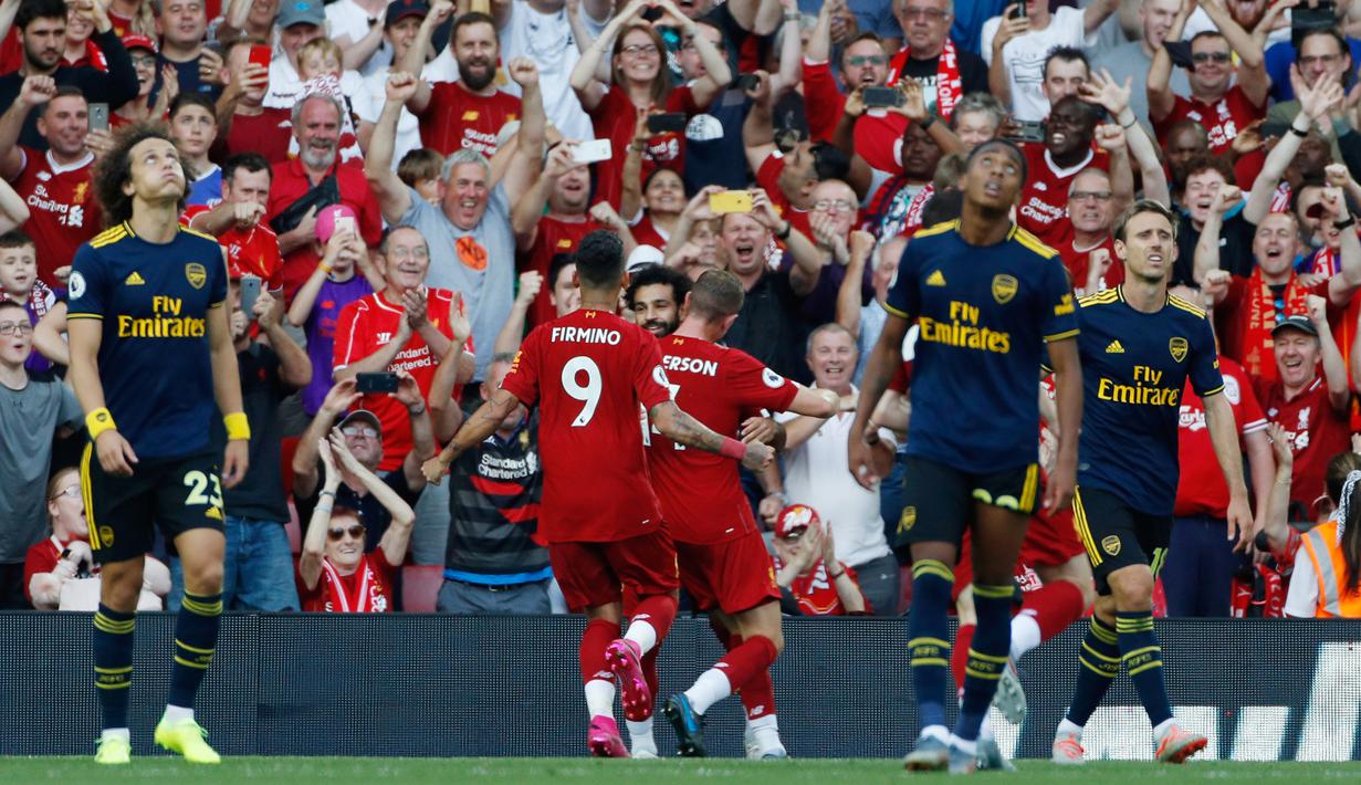 Pemain Liverpool Mohamed Salah (tengah) merayakan bersama rekan-rekan setimnya setelah mencetak gol ke gawang Arsenal saat bertanding dalam Liga Inggris di Stadion Anfield, Liverpool, Inggris, Sabtu (24/8/2019). Liverpool menang 3-1 dan kukuh di puncak klasemen sementara. (AP Photo/ Rui Vieira)
