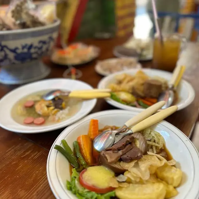 Rekomendasi Tempat Makan Siang di Solo Ala Warlok