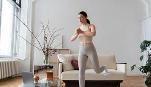 Ilustrasi Wanita Berolahraga do Dlaam Rumah / by freepik