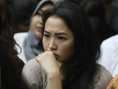 Sandy Salihin, kembaran Wayan Mirna Salihin, serius menyaksikan jalannya sidang lanjutan kasus kopi beracun di PN Jakarta Pusat, Rabu (3/8). Kasus dengan terdakwa Jessica Kumala Wongso tersebut memasuki sidang kesembilan. (Liputan6.com/Immanuel Antonius)