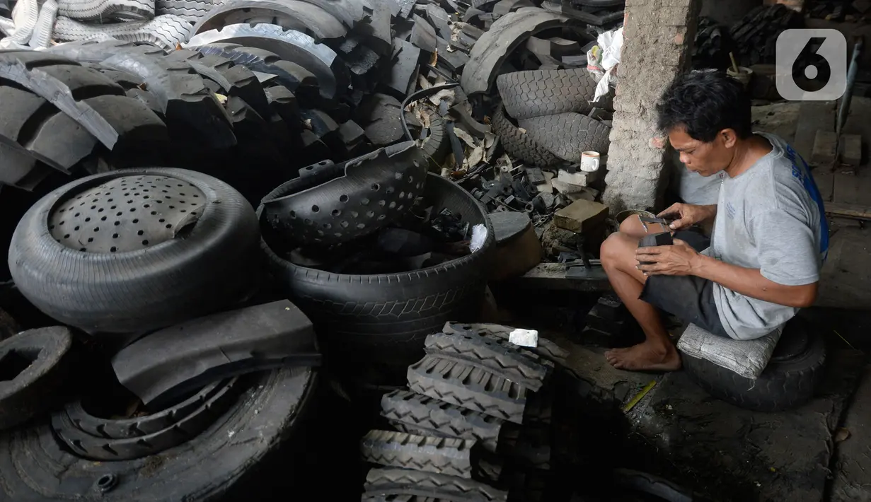 Pekerja membuat karet bushing stabilizer dan karet engine mounting khusus mobil yang terbuat dari ban bekas alat berat di Bambu Papus, Tangerang Selatan, Rabu (11/11/2020). Pada masa pendemi pemesanan karet bushing menurun hingga 50 persen kini berlahan-lahan mulai stabil. (merdeka.com/Dwi Narwoko)