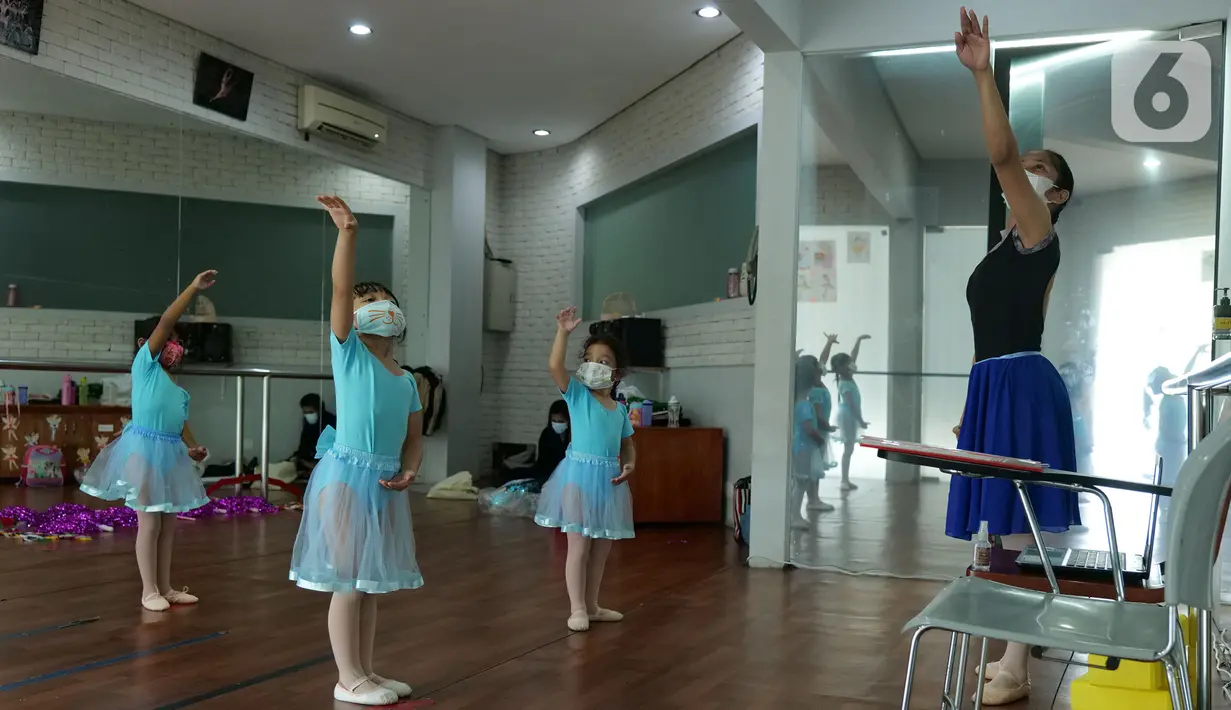 Instruktur mengajari balet kepada murid di sanggar on point Ballet School, Jakarta, Jumat (11/06/2021). Sanggar balet tersebut sudah buka kembali normal, dengan kapasita 50 persen, untuk murid yang kurang sehat dan masih belom berani tatap muka, di bukakan online.(Liputan6.com/Herman Zakharia)
