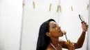 Peserta wanita kontes binaraga  merias wajahnya di belakang panggung saat menunggu dimulainya kontes Arnold Klasik Eropa 2015 di Madrid, Spanyol, Jumat (25/9). (REUTERS/Susana Vera)