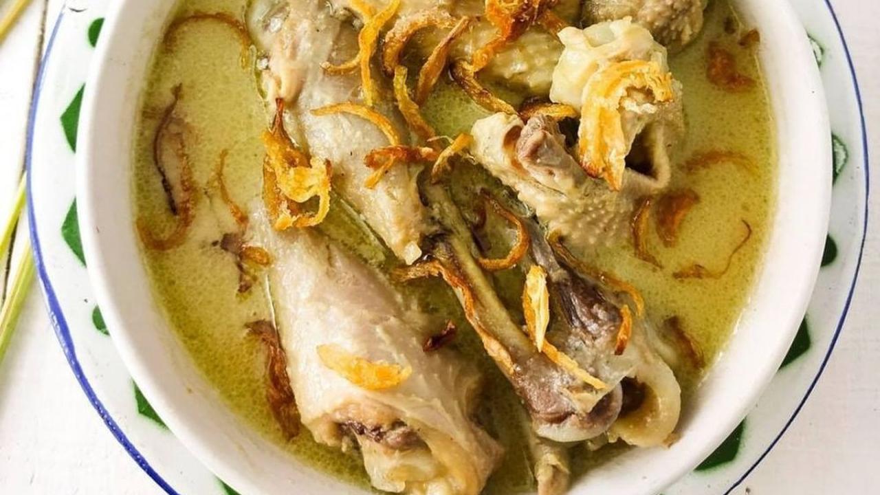 Sepiring opor sayap ayam dengan taburan bawang merah goreng