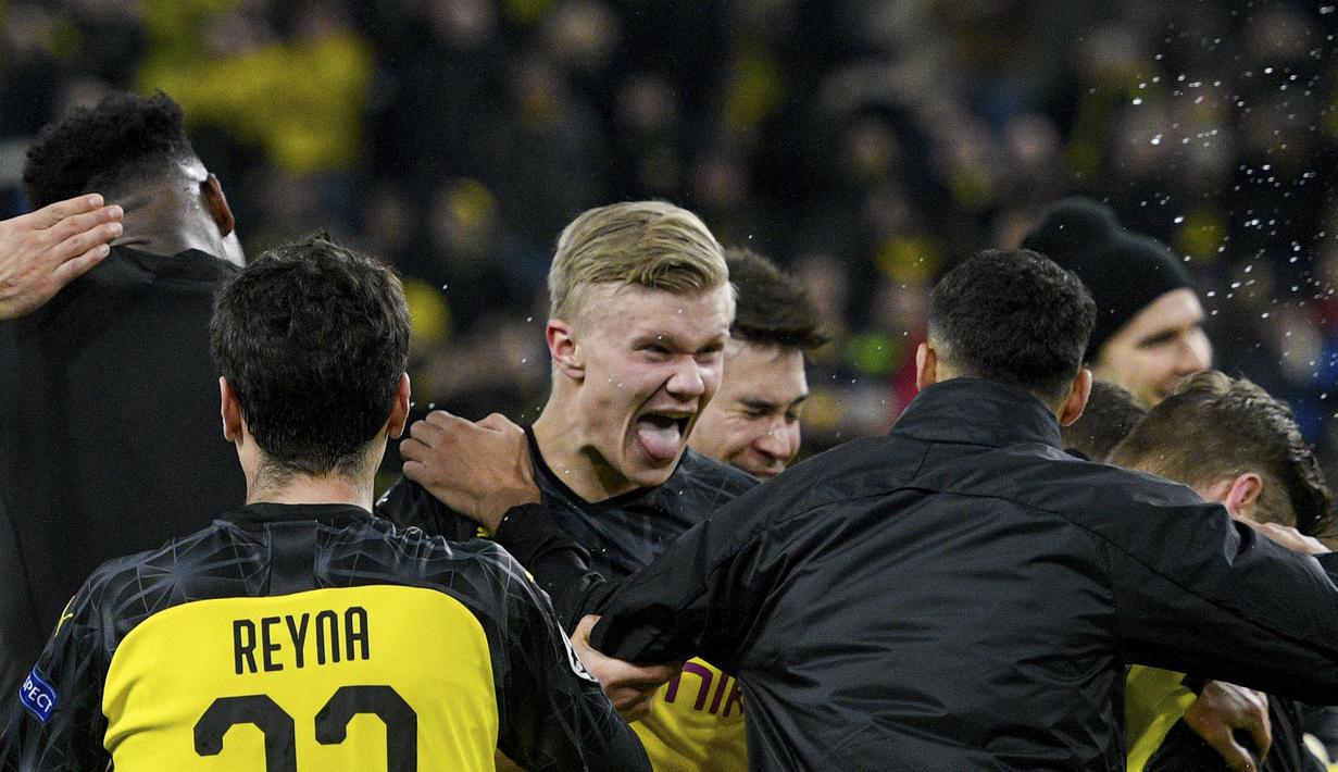 Penyerang Borussia Dortmund, Erling Braut Haaland (tengah) merayakan kemenangan timnya setelah mengalahkan PSG pada pertandingan leg pertama babak 16 Liga Champions di Dortmund, Jerman (18/2/2020). Erling Haaland mencetak dua gol dan mengantar Dortmund menang 1-0 atas PSG. (AFP/Sascha Schuermann)