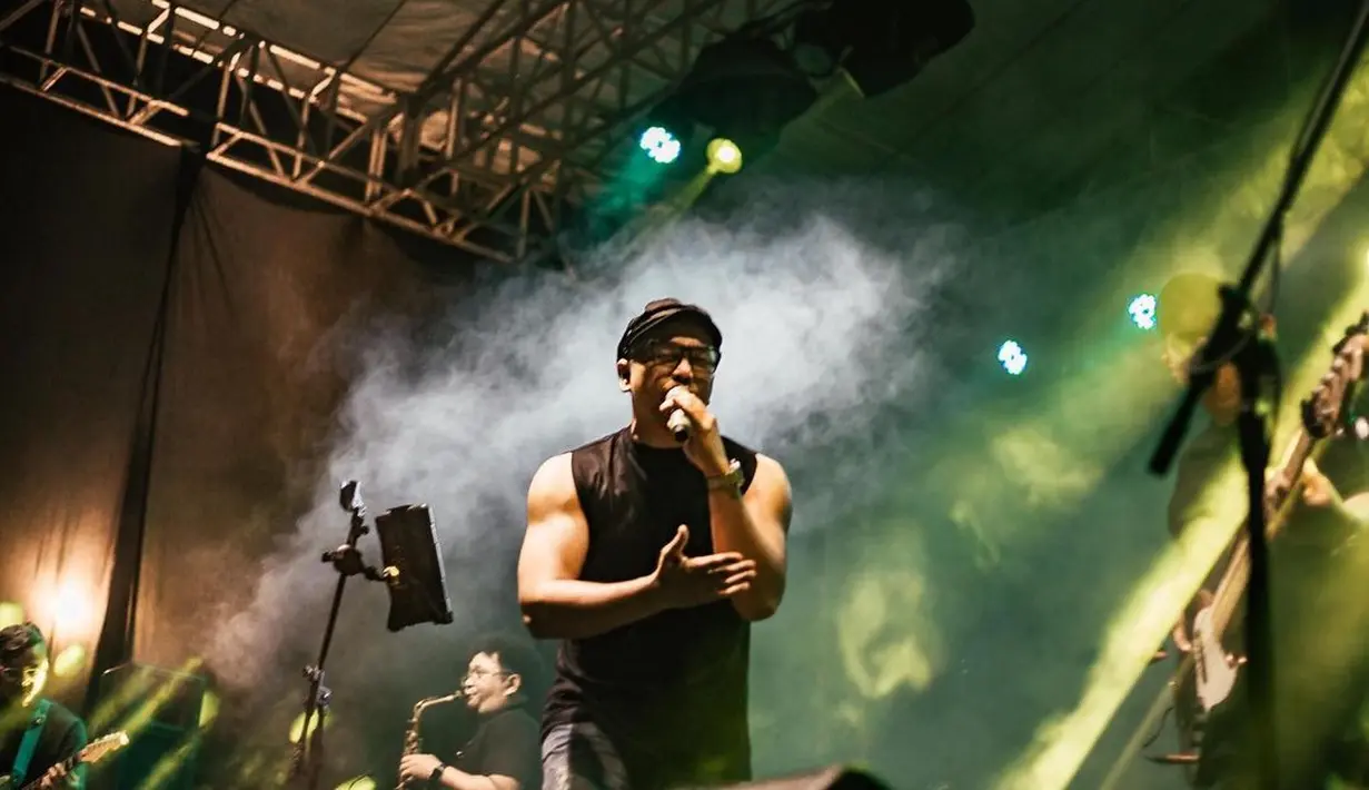 "Kalo aku jaman dulu sama Kerispatih itu kita manggung di Medan, saya jatuh dari panggung. Itu saya enggak pernah lupa sampe sekarang," kata Sammy Simorangkir di Practice Room Studio, Jakarta Selatan, Rabu (20/7/2023) dilansir dari Kapanlagi. [Instagram/sammysimorangkir]